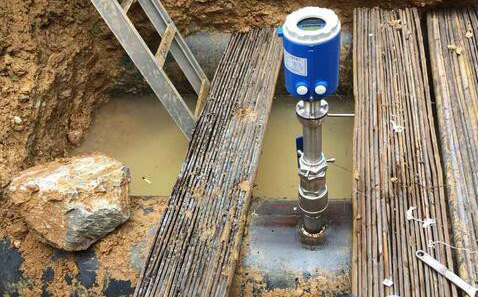 插入式污水流量計現場安裝使用圖